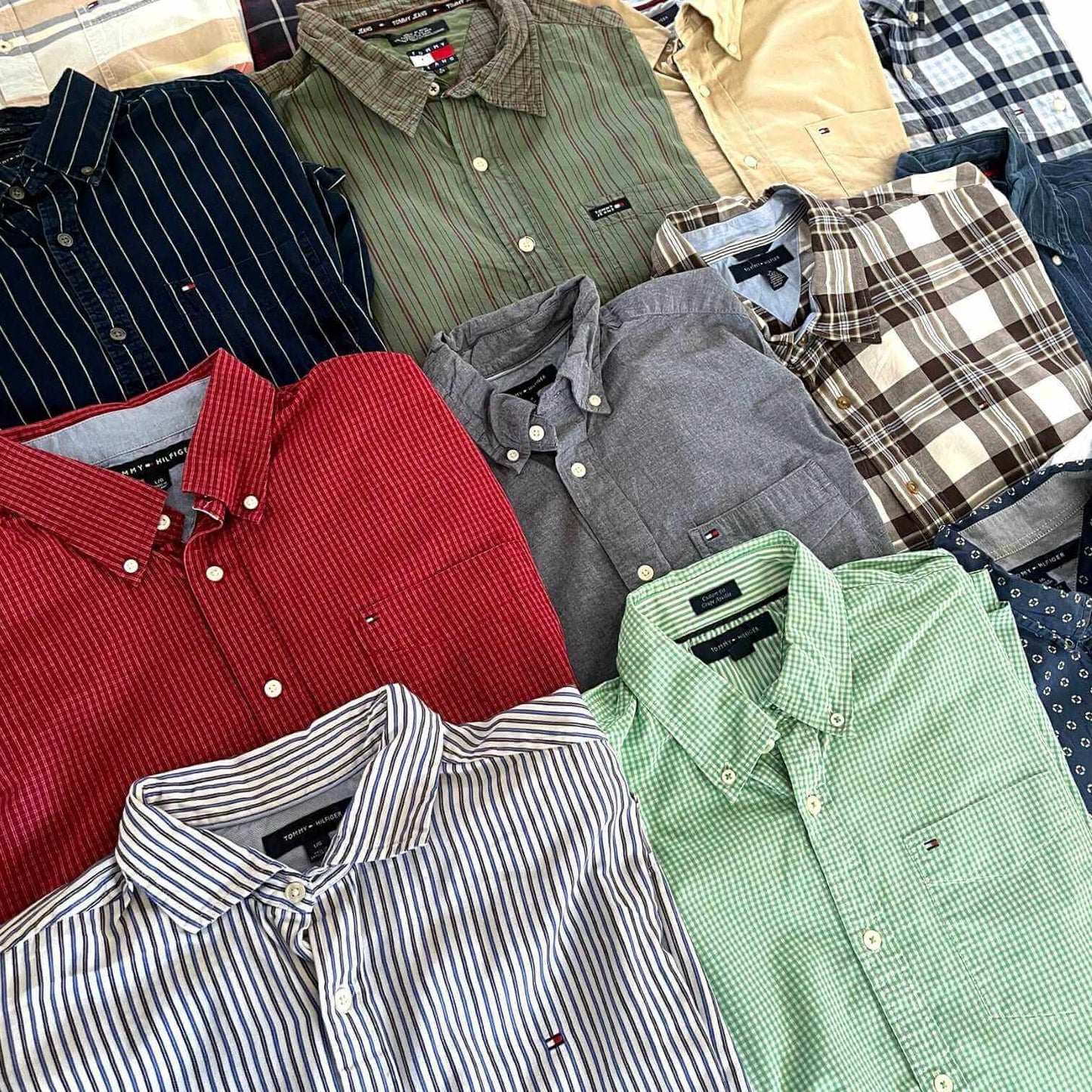 Chemises Tommy Hilfiger vintage étalées – sélection colorée – box de vêtements en gros – Place Wholesale