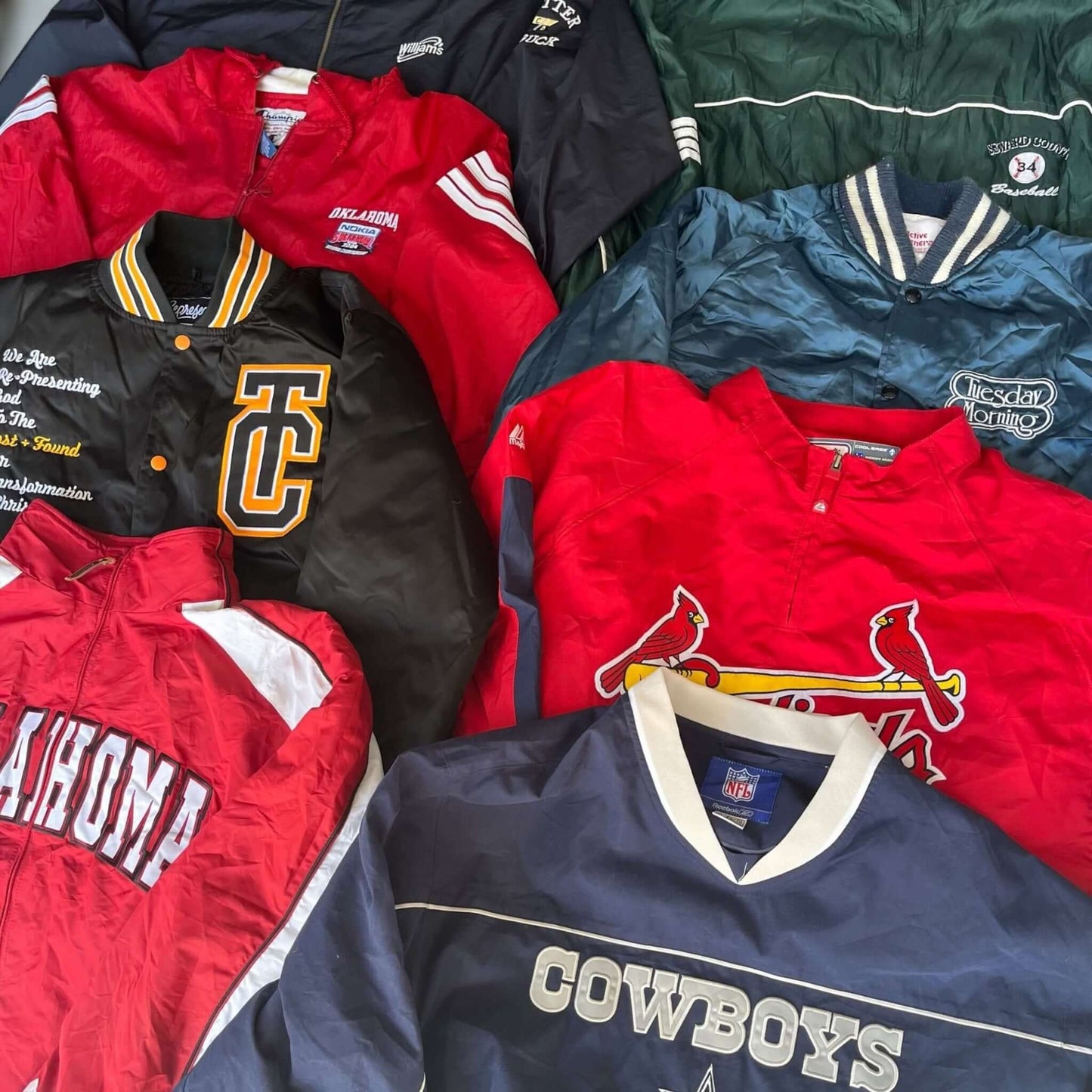Box coupe-vent vintage avec marques visibles – Nike, Adidas – vêtements streetwear en gros – Place Wholesale