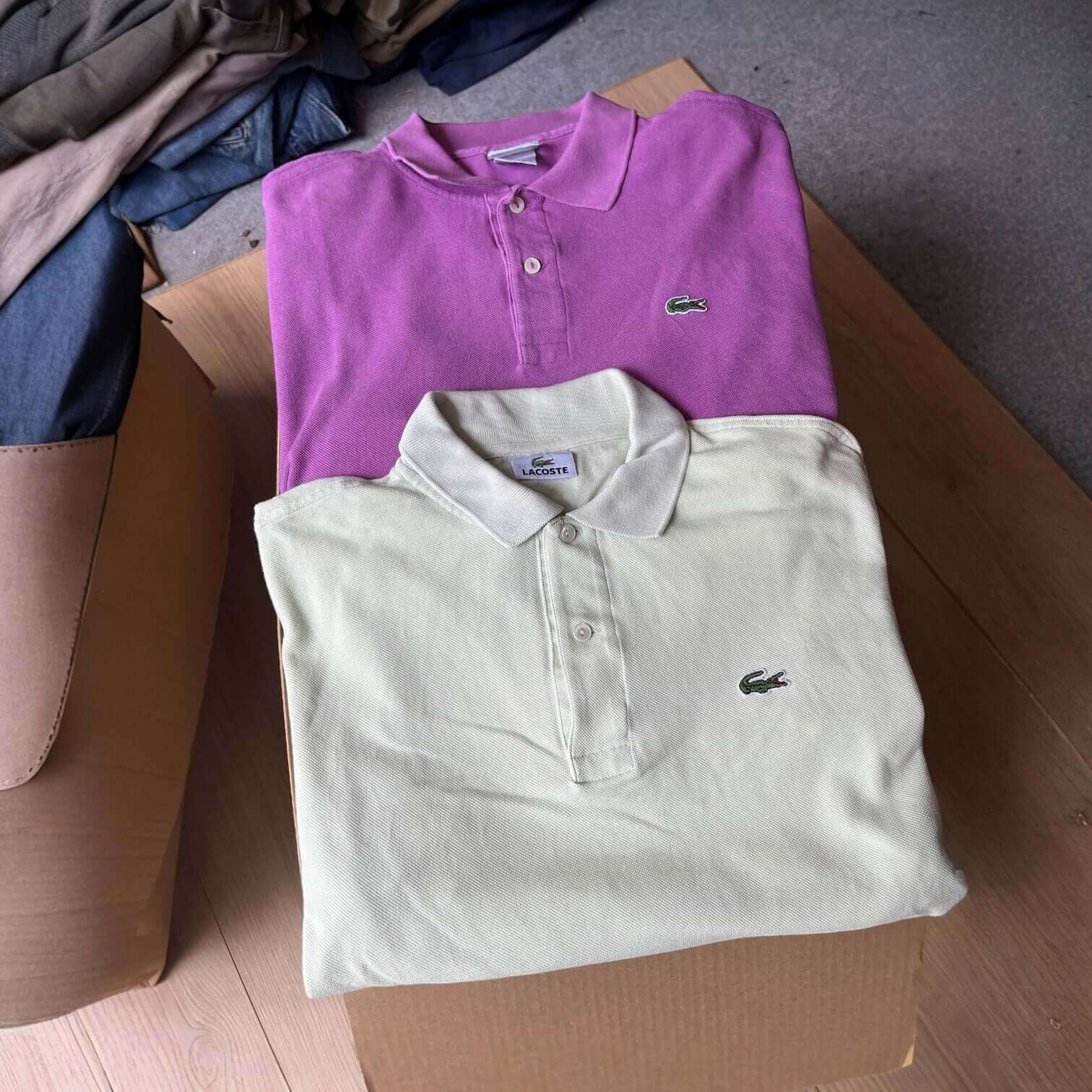 Polos Lacoste rose et blanc vintage – box pour friperie – vêtements pliés en lot – Place Wholesale