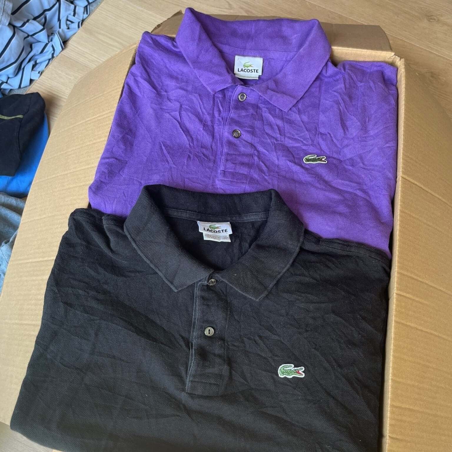 Polos Lacoste vintage noirs pliés – logo visible – lot premium pour revente en friperie – Place Wholesale