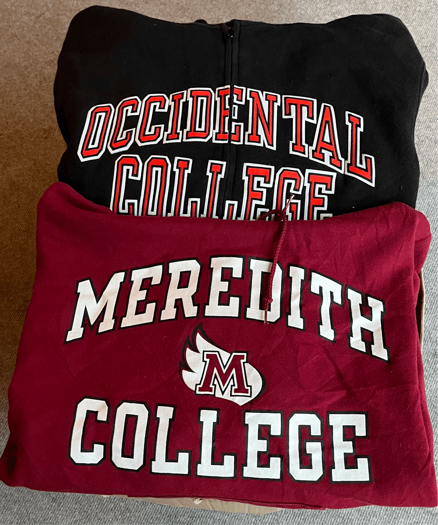 Sweat universitaire rouge vintage – logo "American College" – box en gros pour friperie – Place Wholesale