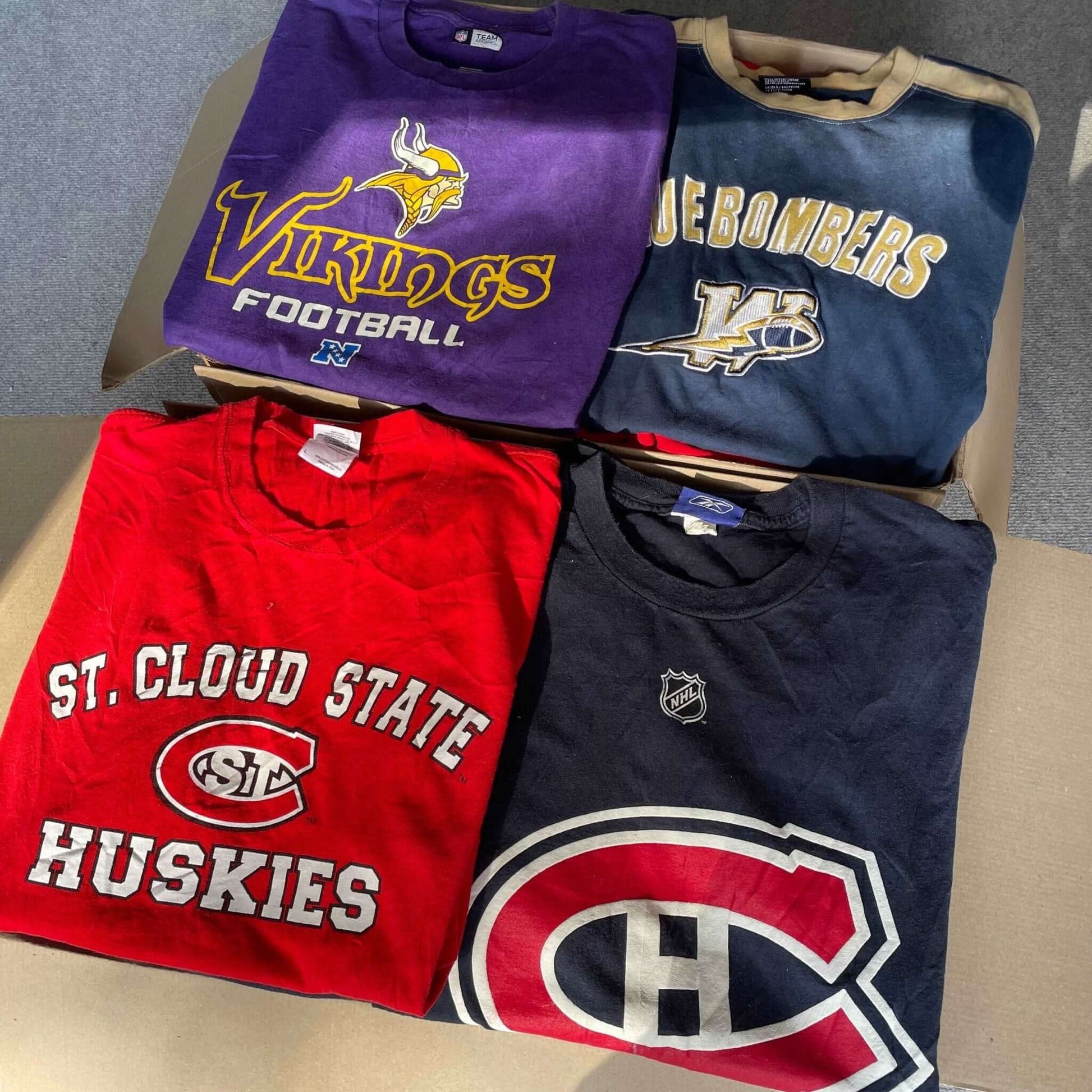Box de t-shirts américains vintage – logos visibles – sport US – box en gros pour friperie – Place Wholesale