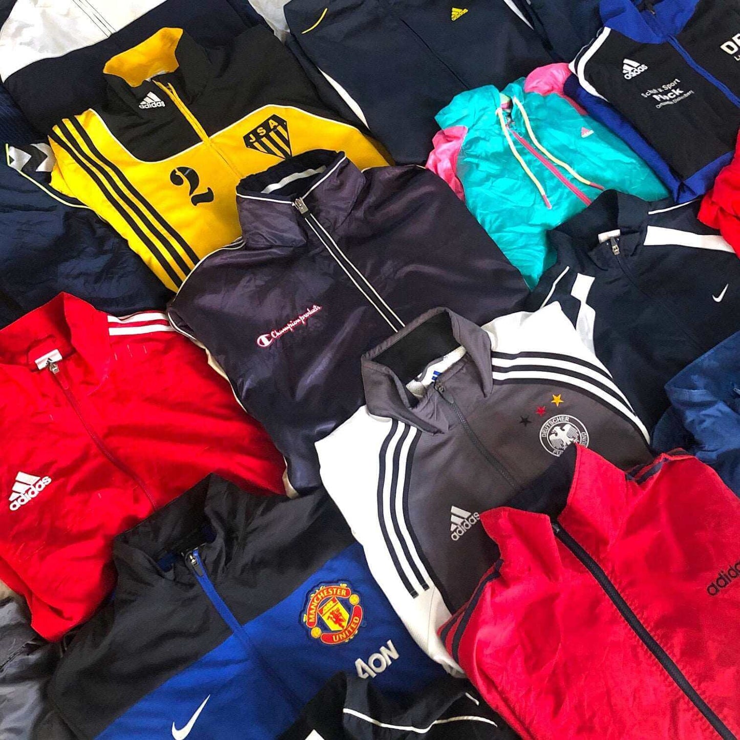 Veste légère de marque – box colorée – styles rétro et sportswear – friperie en gros – Place Wholesale