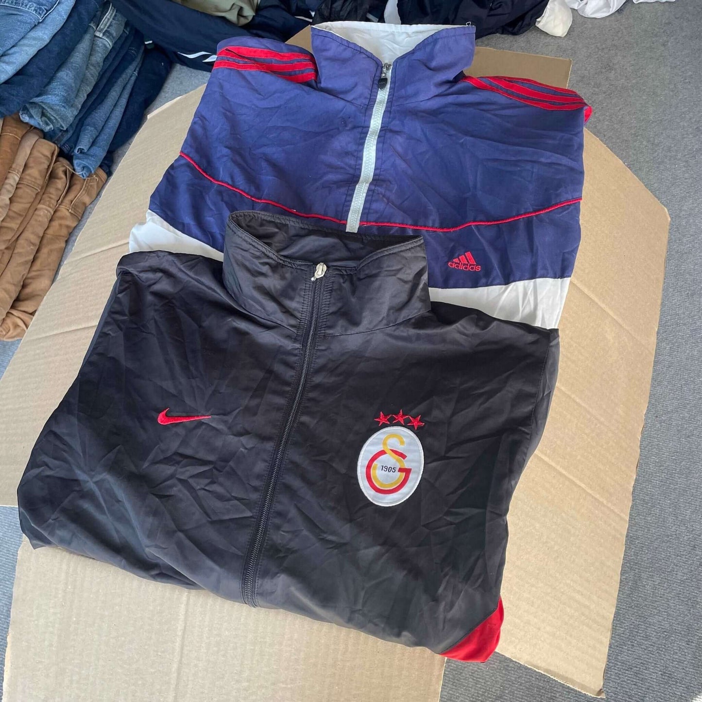 Track jacket vintage suspendue – style rétro sportswear – pièce de marque – Place Wholesale