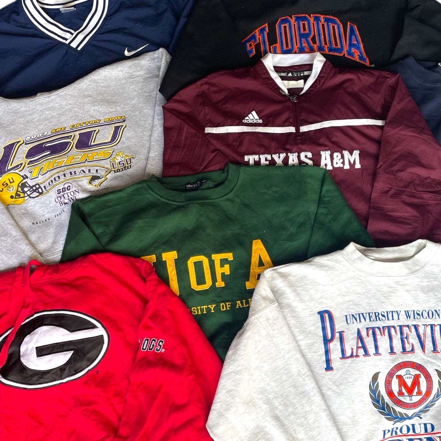 Lot vintage n°1 – 30 vêtements mixtes pliés – sweats, t-shirts, polos colorés – box seconde main en gros – Place Wholesale