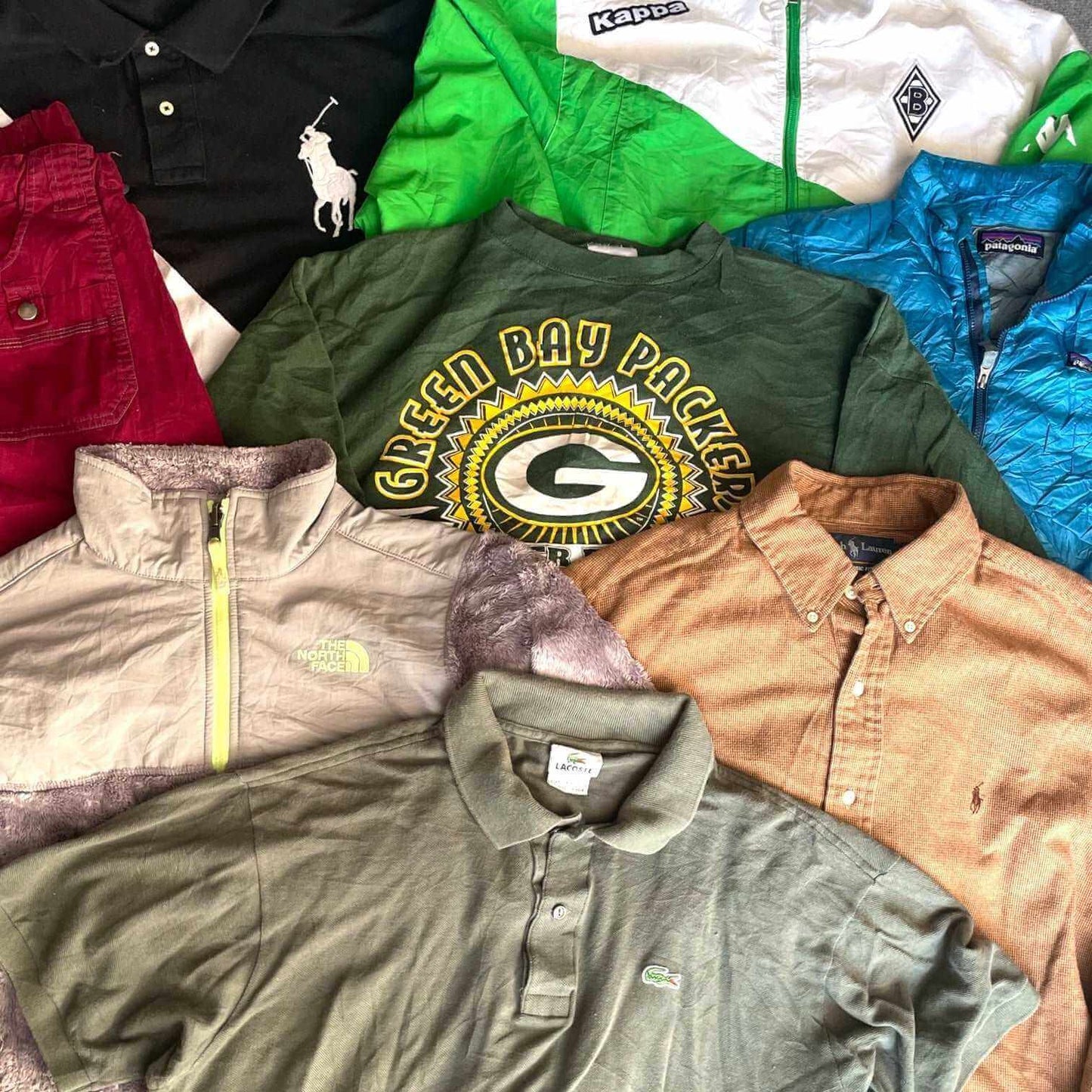 Lot vintage n°8 – 29 pièces mixtes étalées – vêtements casual et streetwear en gros – Place Wholesale