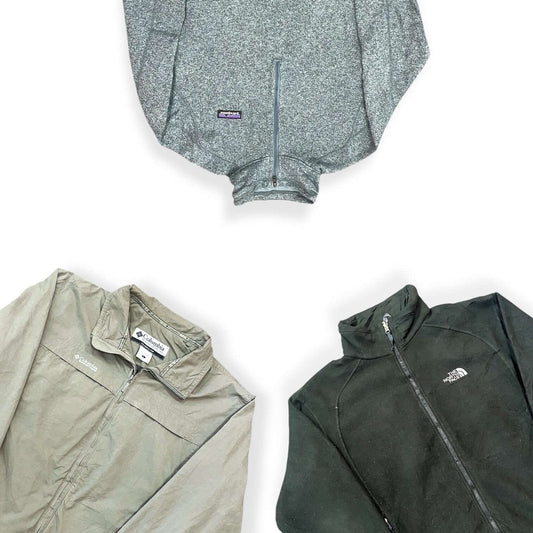 Sélection de polaires grise, beige et vert foncé de marques de montagne.