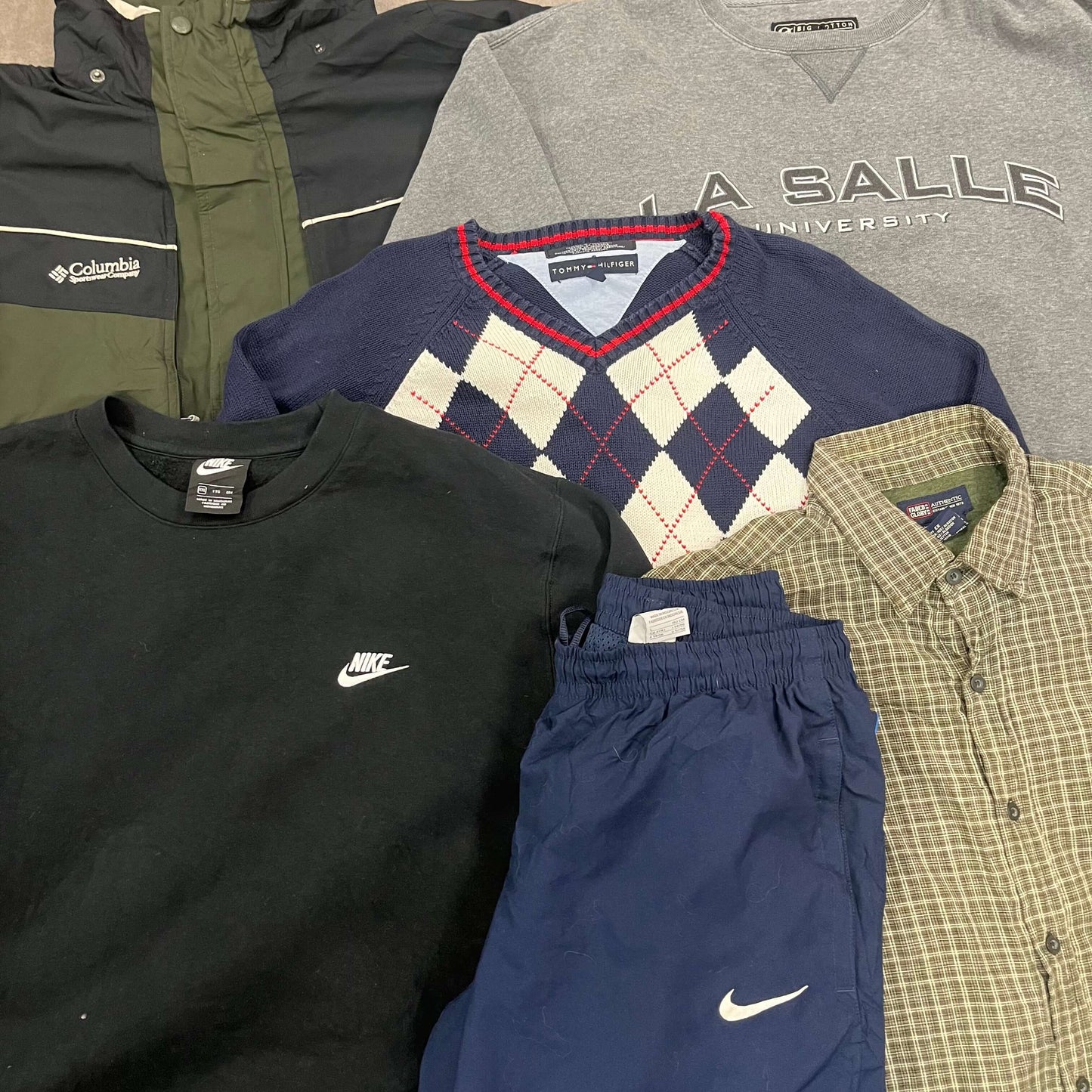 Veste hiver vintage bleu foncé avec détails contrastés – lot friperie premium