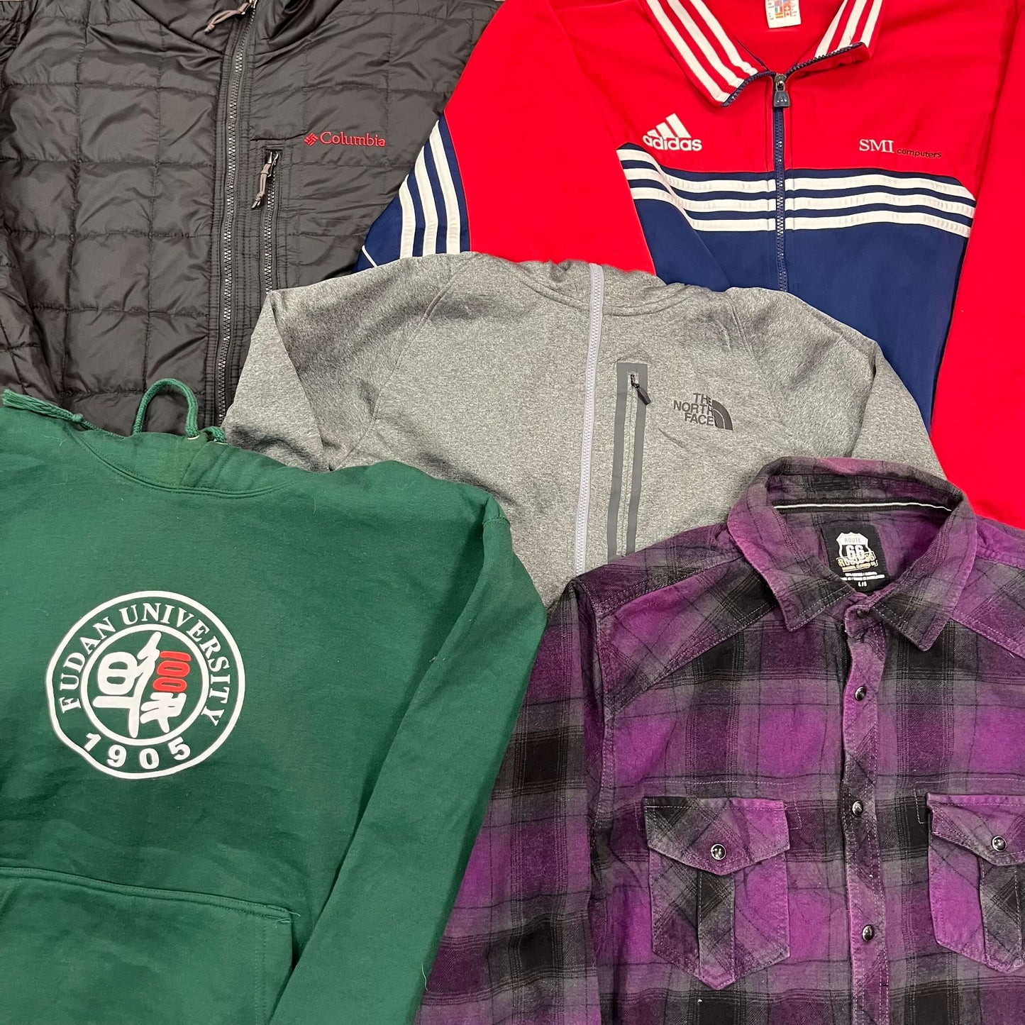 Sweat vintage hiver coloré vert et rouge – vêtement chaud friperie pour revente