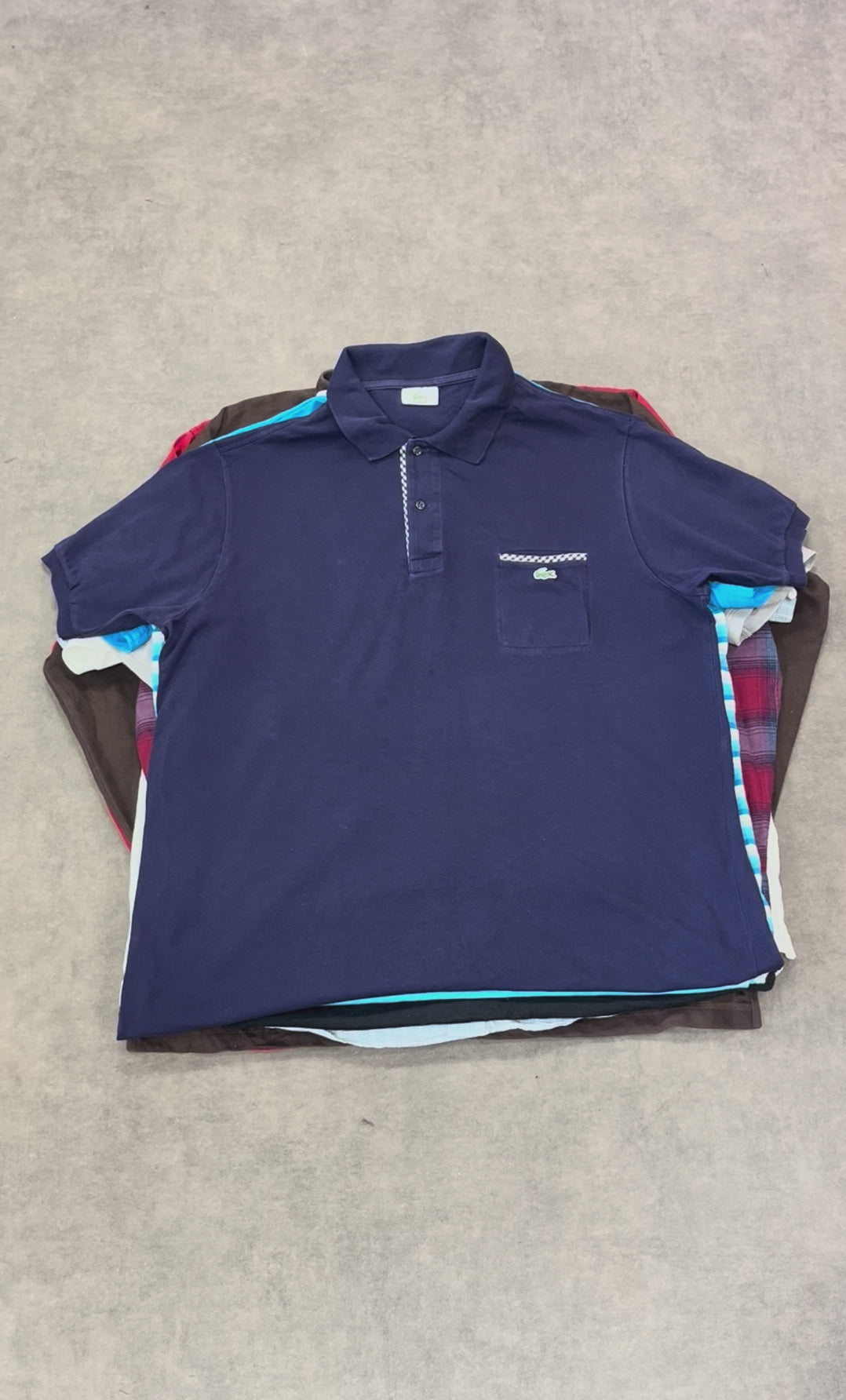 sélection vêtements vintage colorés mix marques revente friperie