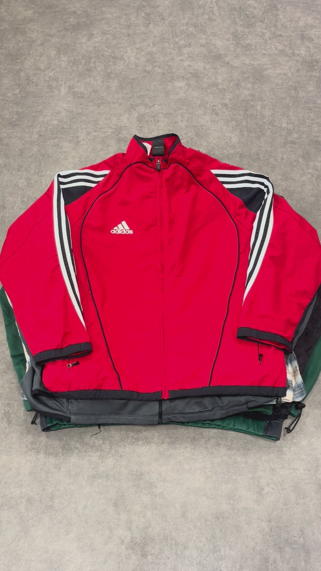 Détail du lot n°41 Mix hiver – vêtements vintage unisexes, mélange de couleurs vives, 10 pièces d’hiver authentiques.