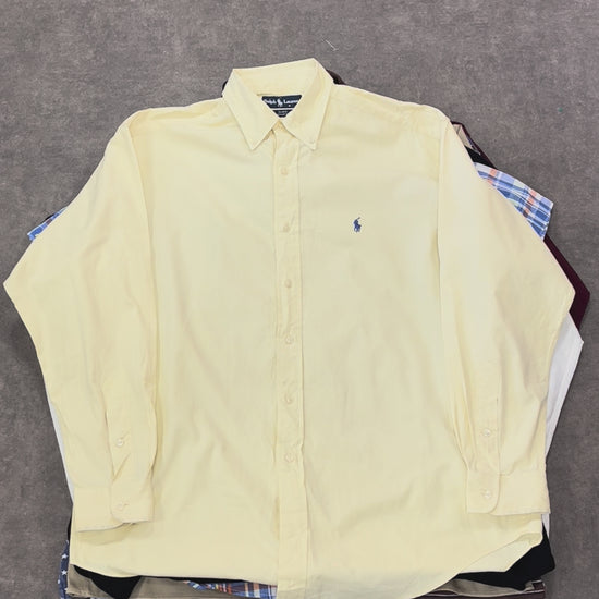 vêtements vintage mix marques gros plan sélection friperie revente