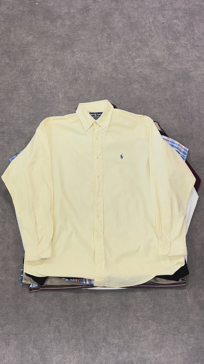 vêtements vintage mix marques gros plan sélection friperie revente