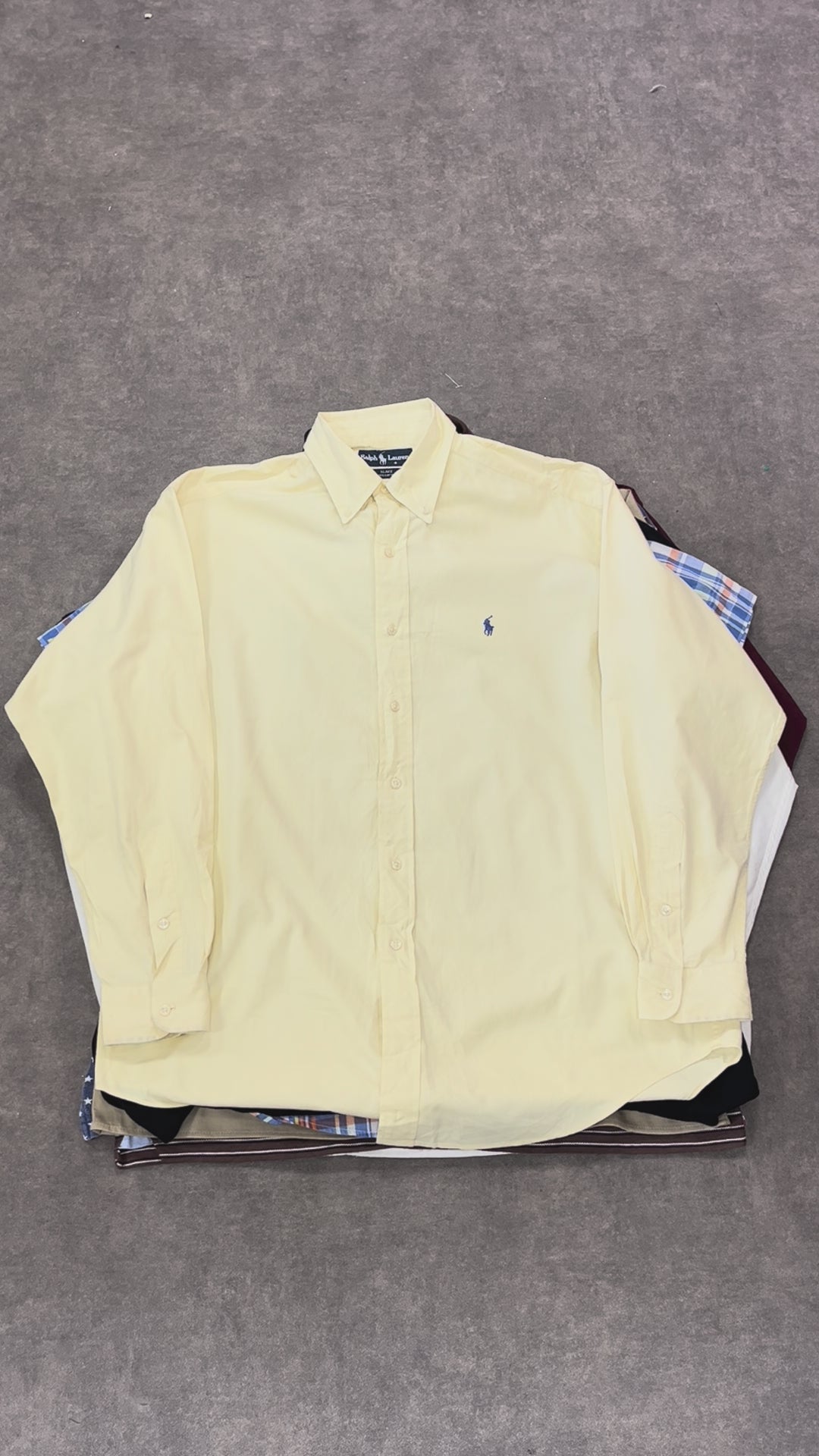 vêtements vintage mix marques gros plan sélection friperie revente