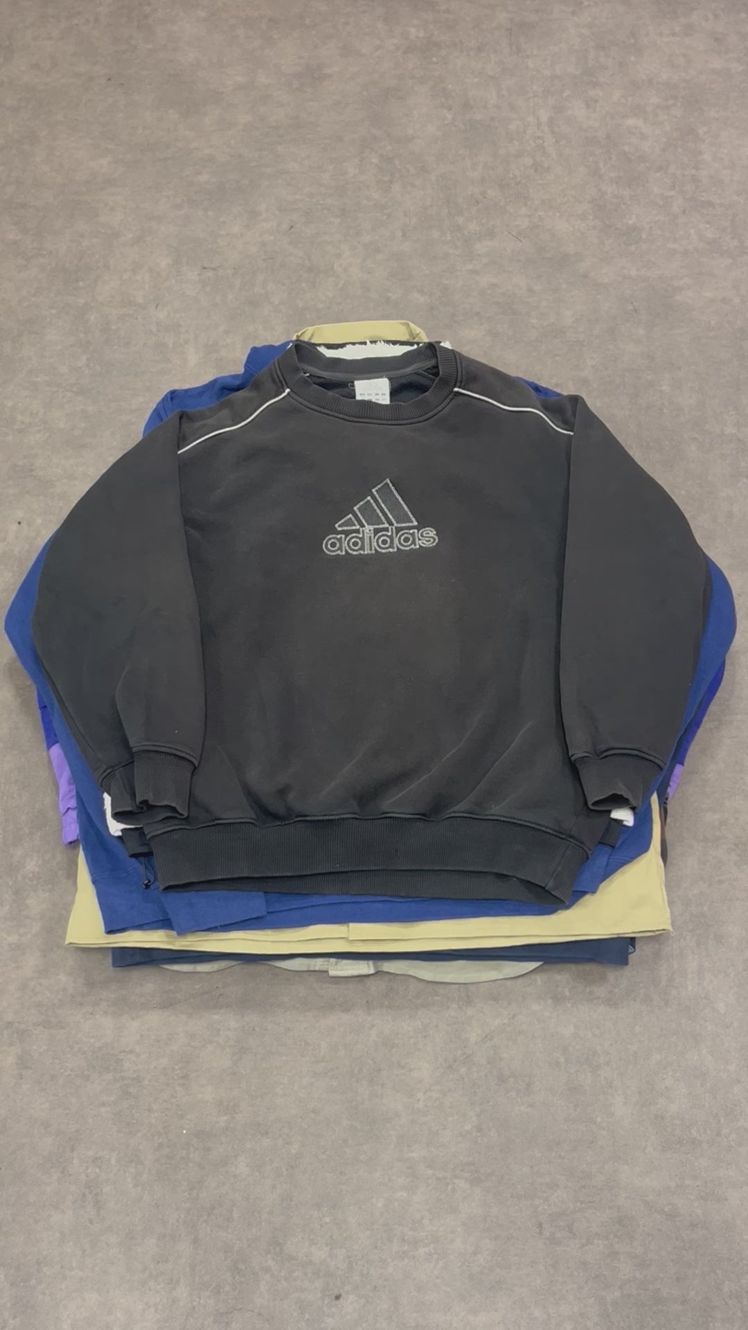 Détail vêtements mix marques vintage pour revente friperie professionnelle
