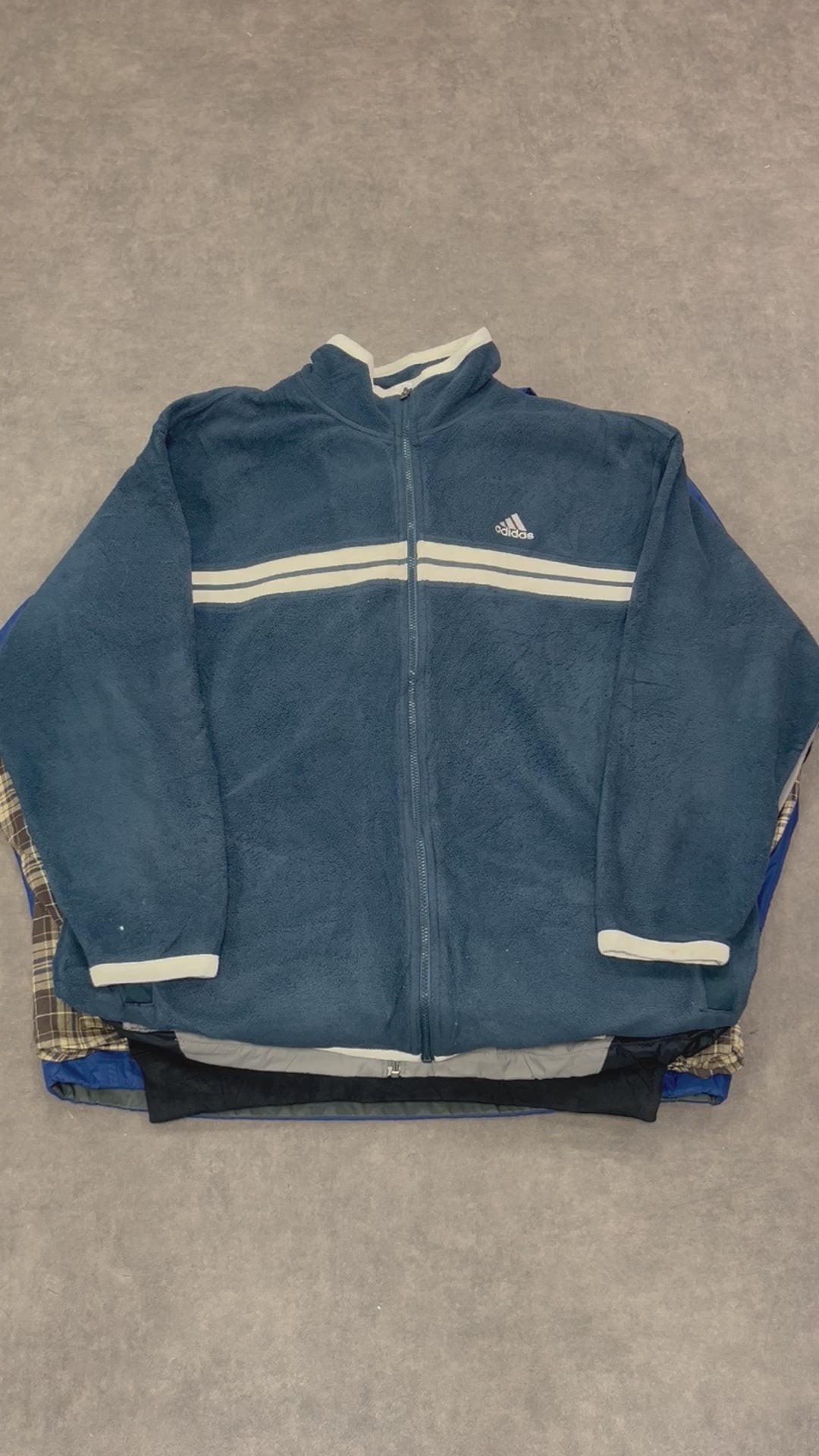 Sweat hiver vintage – vêtement inclus dans lot grossiste friperie