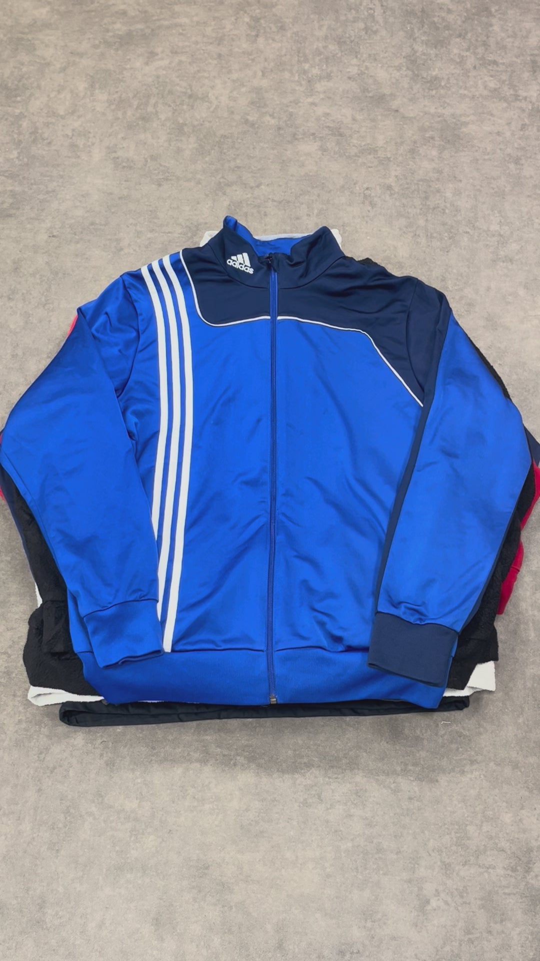 Détail du lot n°40 Mix hiver – 10 pièces de friperie vintage hiver, sélection mixte de vêtements chauds colorés.